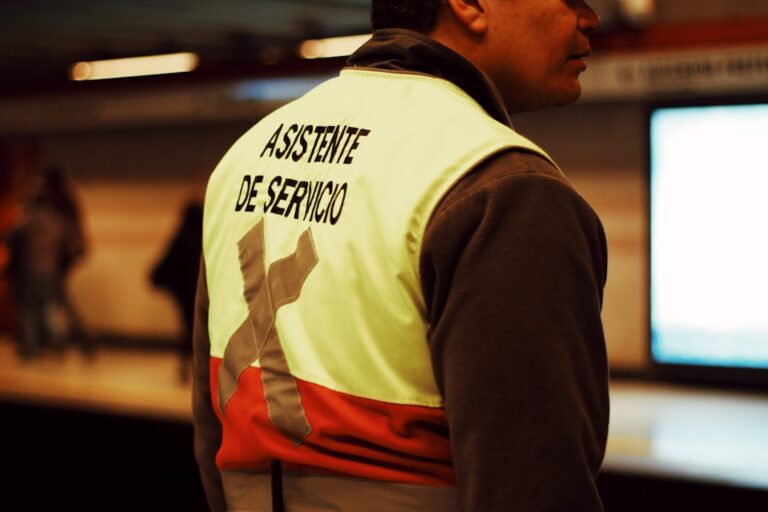 Homem Na Camisa Branca E Laranja UCOaXzqU3iI