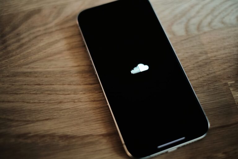 Um Iphone Sentado Em Uma Mesa De Madeira Com Um Logotipo Da Apple mHCJZtPuzQA