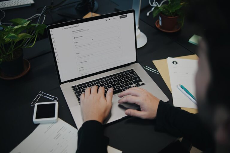Uma Pessoa Sentada Em Uma Mesa Usando Um Computador Portatil ru18KXzFA4E