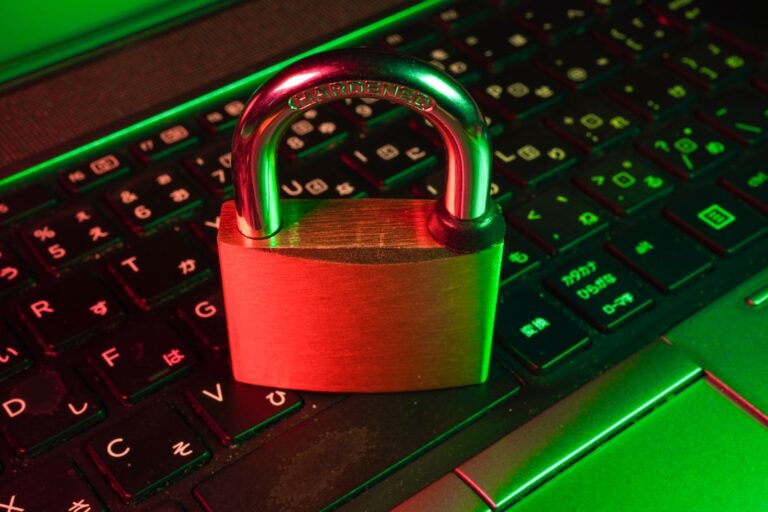 Cadeado Vermelho No Teclado Preto Do Computador mT7lXZPjk7U