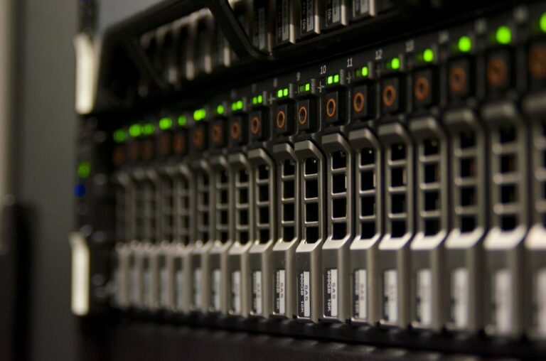Rack De Servidor Com Luzes Verdes Piscando VHmBX7FnXw0